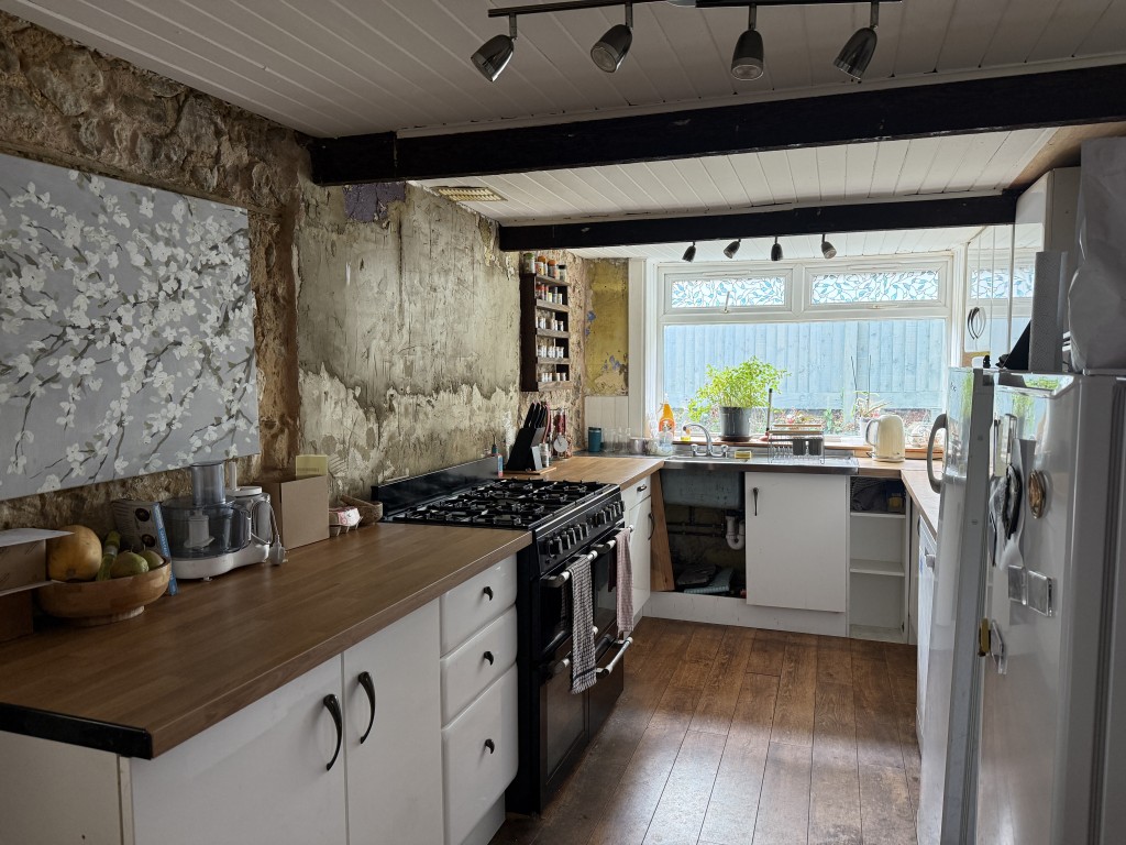 Lot: 58 - FREEHOLD DETACHED COTTAGE FOR INVESTMENT - Kitchen